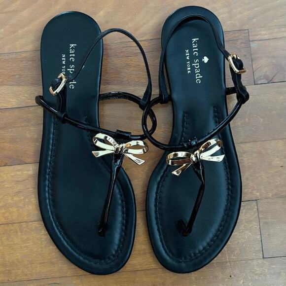 Kate Spade Size 8.5 Tracie Sandals Black Patent Gold Bow T Strap TINY FLAW - Picture 1 of 4